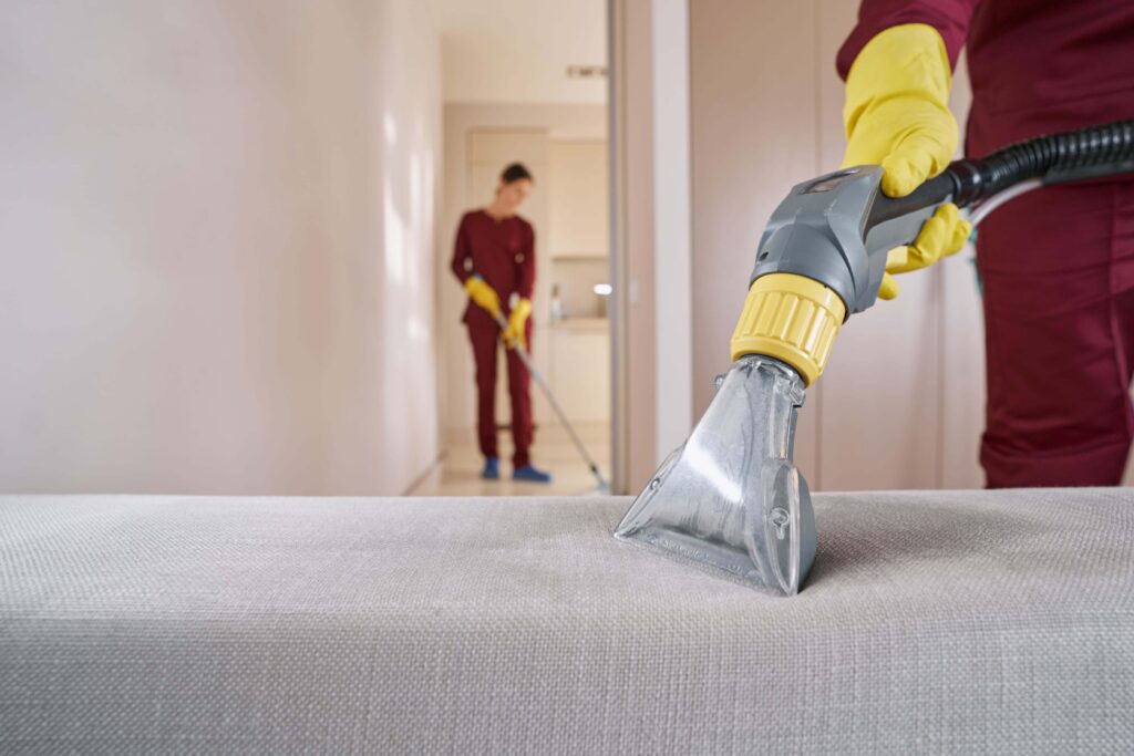 Siivoojat siivoamassa yksityistä asuntoa. Jaslec tarjoaa kattavat siivouspalvelut yksityisille ja yrityksille asiakkaille.